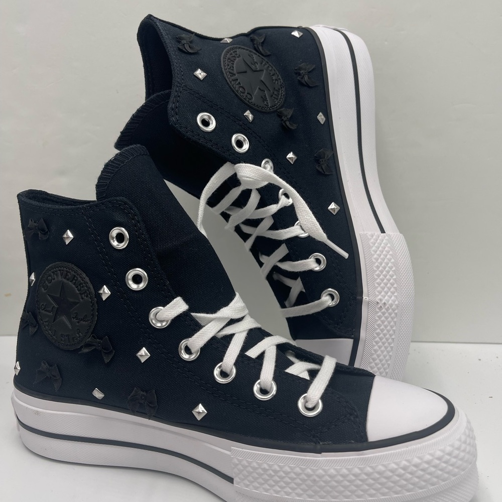 Converse WMNS Black High-Top
CTAS LIFT HI
BLACK/SILVER/WHITE Platform Sneakers - Picture 13 of 15